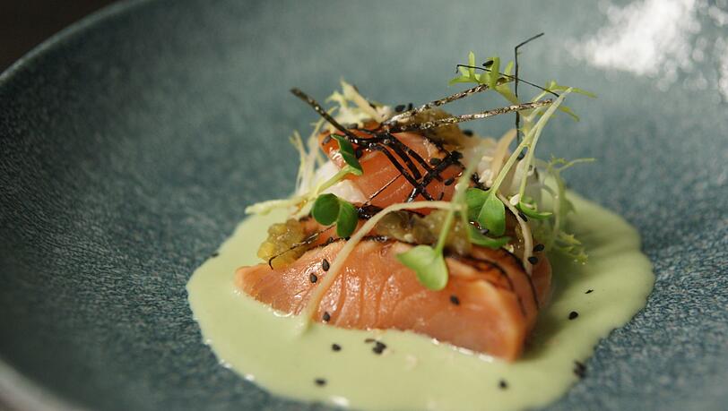 Erster Gang: Geflämmter Lachs mit Sushireis, Gurke und Ingwer Erster Gang: Geflämmter Lachs mit Sushireis, Gurke und Ingwer