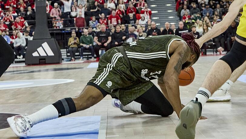 Bangen um den Punktelieferanten: Devin Booker muss im Spiel gegen Berlin verletzt vom Parkett. Bangen um den Punktelieferanten: Devin Booker muss im Spiel gegen Berlin verletzt vom Parkett.