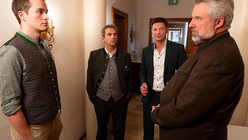 Der Nachbar der Toten, Hotelier Johann Doblinger (Martin Halm, 2.v.l.), und sein Sohn Max (Lucas Bauer, l.) werden von den Kommissaren Stadler (Dieter Fischer, r.) und Hansen (Igor Jefti?, 2.v.r.) zur Nachbarschaftsfehde befragt. Der Nachbar der Toten, Hotelier Johann Doblinger (Martin Halm, 2.v.l.), und sein Sohn Max (Lucas Bauer, l.) werden von den Kommissaren Stadler (Dieter Fischer, r.) und Hansen (Igor Jefti?, 2.v.r.) zur Nachbarschaftsfehde befragt.