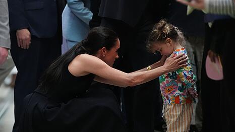 Herzogin Meghan und Prinz Harry teilten in einer Kinderklinik in Australien Umarmungen aus.
