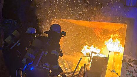 Das Innere der Garage steht komplett in Flammen.