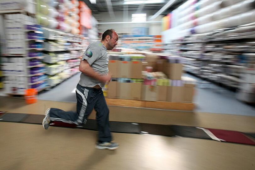 Aufwärmübung mit Teppichvorlegern: Kandidat Mathias war diszipliniert wie immer. Er hat schon sensationelle 16 Kilo abgenommen!