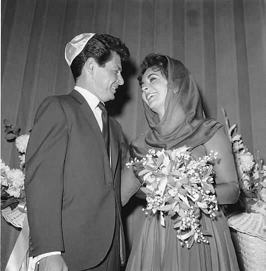 ...den Sänger Eddie Fisher, mit dem sie gemeinsam in "Telefon Butterfield 8" zu sehen war (er bekam für seine Rolle einen Oscar). Eddie hatte für Liz zuvor seine Ehefrau verlassen - Nur, um fünf Jahre später von Liz verlassen zu werden - Und zwar für ihre große Liebe...