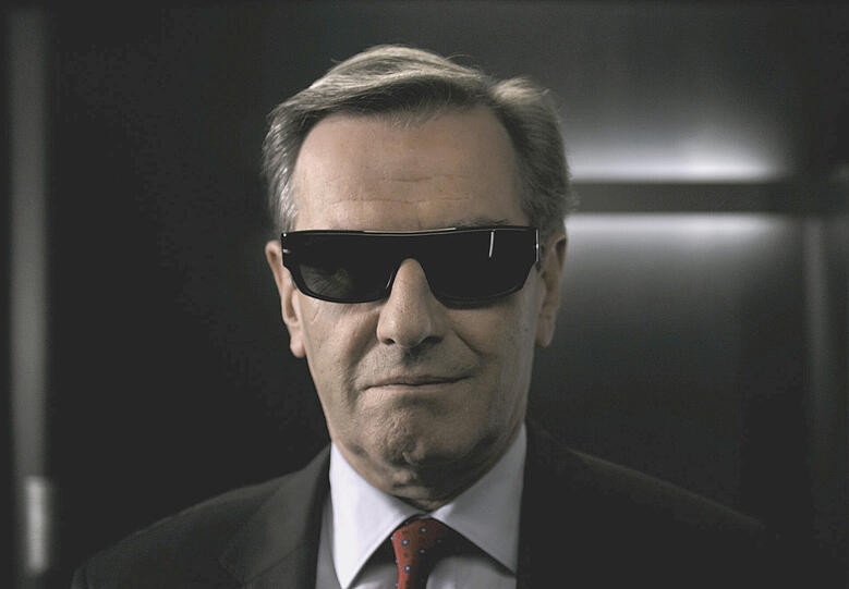 Bayerns Finanzboss Karl Hopfner ganz cool mit Sonnenbrille im "Bwin"-TV-Spot