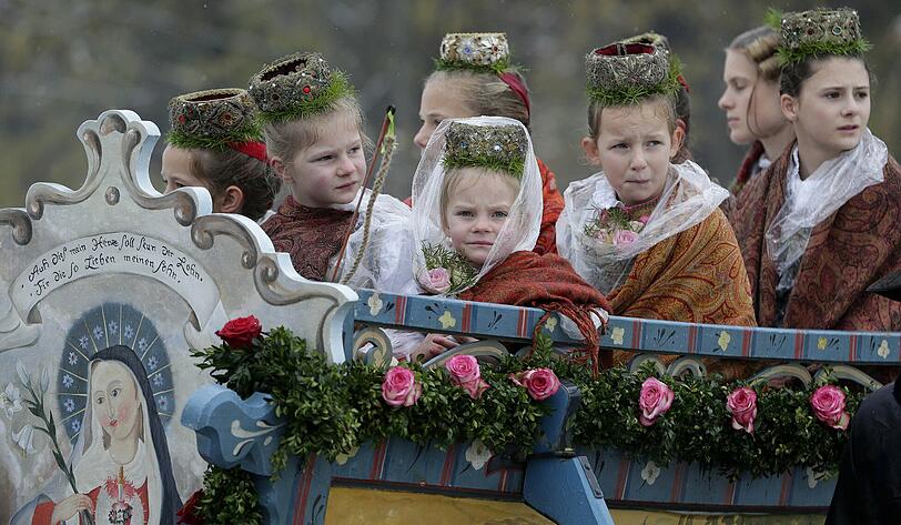 Leonhardiritt: Krasser Unfall bei der traditionellen Leonhardifahrt! Pferde sind im Schnee ausgerutscht und ein Truhenwagen ist umgefallen. Frauen wurden verletzt.