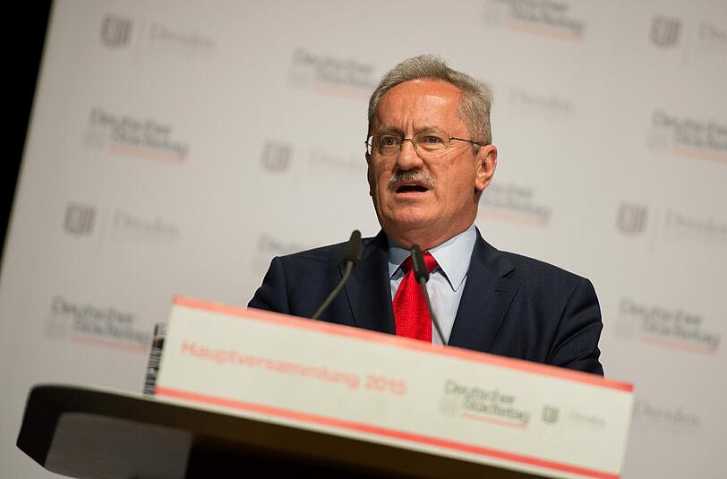 Der Alt-Oberbürgermeister stürzte am Sonntag von einer Bühne und verletzte sich am Bein.