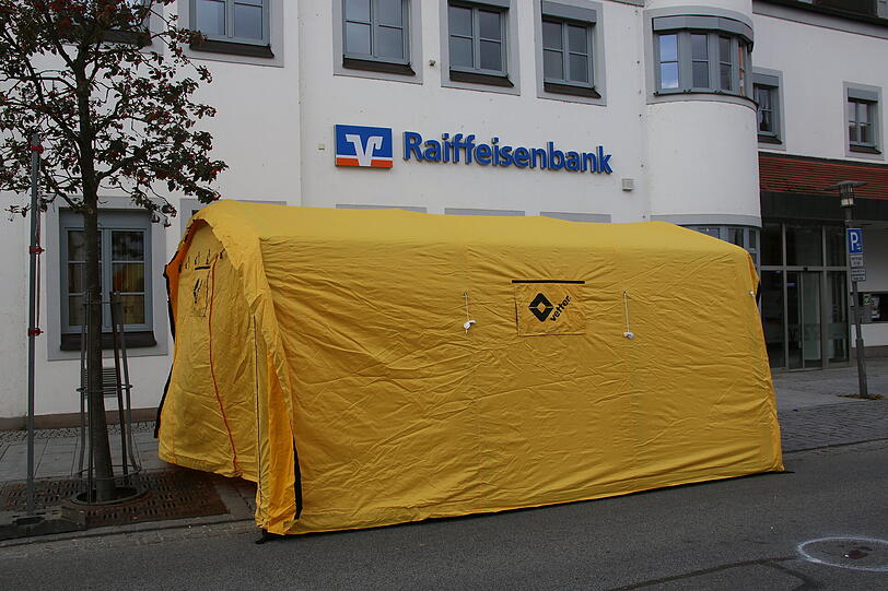 Polizei und Feuerwehr sperrten die Unfallstelle.