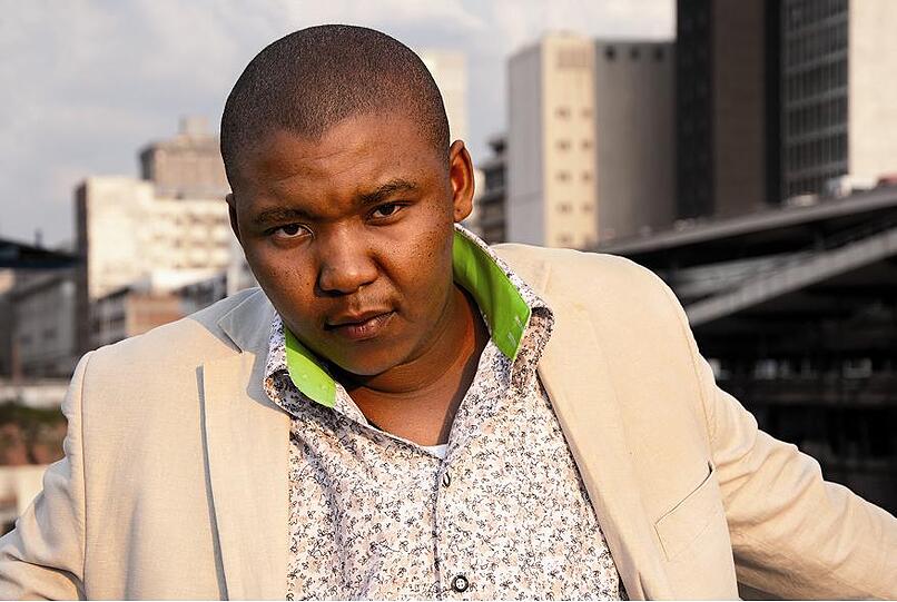 50 beeindruckende Portraits zeigt die Ausstellung im Sub noch bis zum 30. Januar. Themab aus Soweto/Südafrika macht seit 12 Monaten eine Testosteron-Therapie und erzählt: "Uns hat man gesagt, Transgender zu sein, sei nicht afrikanisch."
