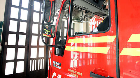 Die Feuerwehr musste nur noch die Wohnung entrauchen - die 91-Jährige hatte die Flammen bereits gelöscht. (Symbolbild)