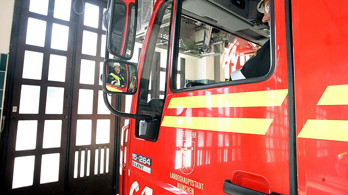 Die Feuerwehr musste nur noch die Wohnung entrauchen - die 91-Jährige hatte die Flammen bereits gelöscht. (Symbolbild)