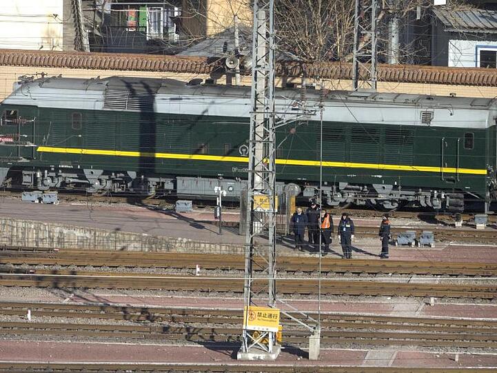 Ein Sonderzug aus Nordkorea kommt am Bahnhof in Peking an.