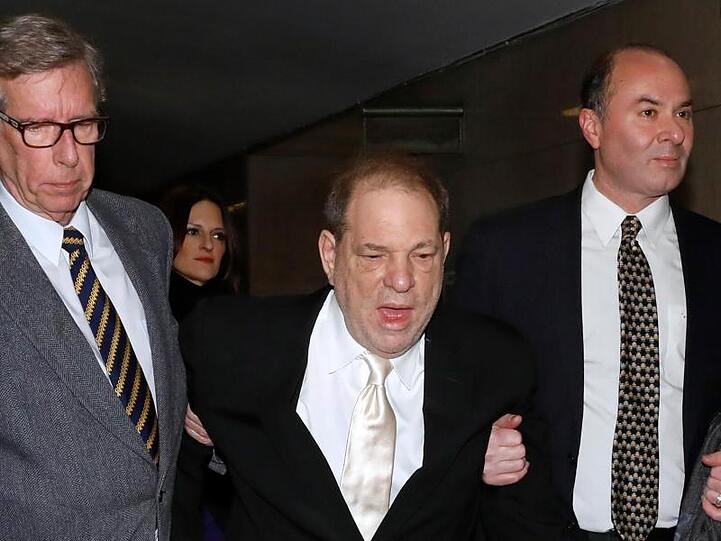 Harvey Weinstein trifft im Gerichtsgebäude für seine Verhandlung ein.