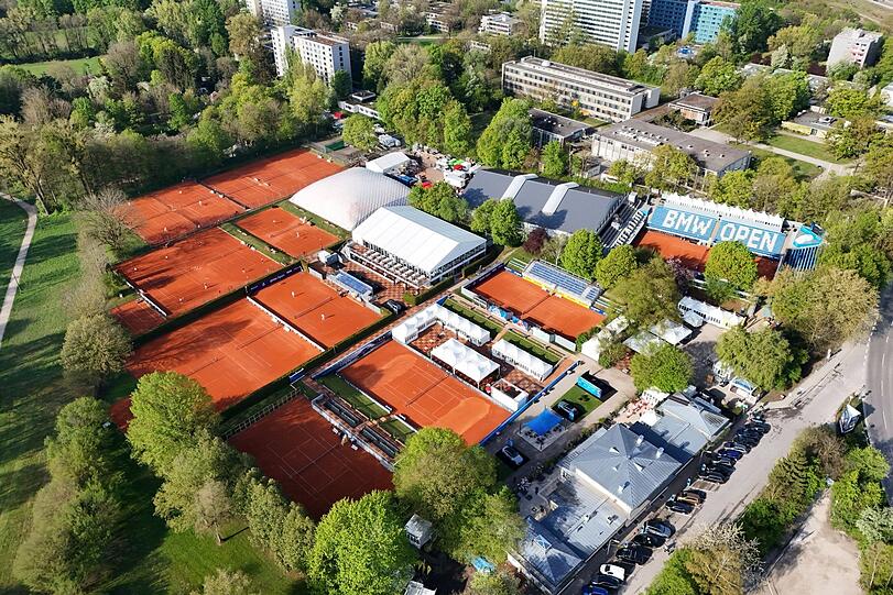 So sah es auf dem Klubgelände des MTTC Iphitos bisher aus - rechts oben zu sehen: der alte Center Court für rund 4000 Zuschauer. Für die BMW Open, die ab Samstag als ATP-500er-Turnier gespielt wird, baut der MTTC vor dem Klubhaus (rechts im Bild) eine Interimslösung mit Stahlrohr-Tribünen für rund 6000 Fans. Bis 2028 soll ganz hinten, wo bislang Studenten spielen, ein neuer Center Court für 7500 Fans gebaut werden.