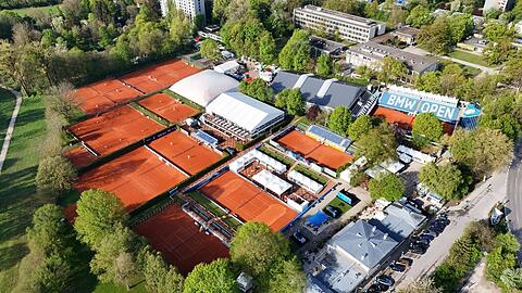 So sah es auf dem Klubgelände des MTTC Iphitos bisher aus - rechts oben zu sehen: der alte Center Court für rund 4000 Zuschauer. Für die BMW Open, die ab Samstag als ATP-500er-Turnier gespielt wird, baut der MTTC vor dem Klubhaus (rechts im Bild) eine Interimslösung mit Stahlrohr-Tribünen für rund 6000 Fans. Bis 2028 soll ganz hinten, wo bislang Studenten spielen, ein neuer Center Court für 7500 Fans gebaut werden.