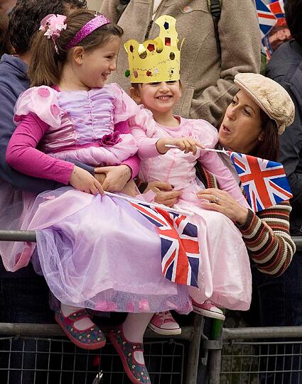 Ein Fahnenmeer, jubelnde Menschen, verkleidete Spaßvögel: So haben die Menschen in London und aller Welt die königliche Hochzeit gefeiert. Die Bilder!