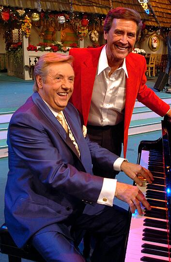 Karl Moik (l) begleitet am 2003 den amerikanischen Polka-König Jimmy Sturr
