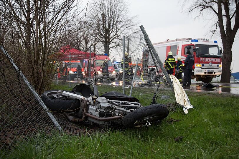 Weil ein Autofahrer (84) ein Motorrad übersehen hat, kommt es bei Ainring zu einem schweren Verkehrsunfall. Der Motorradfahrer wird schwer verletzt, seine Sozia, eine 20-jährige Schülerin, stirbt.
