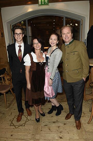 Johannes Mitterer (Chef Hotel "Tenne") mit seiner Frau Cornelia und den Kindern Lea und Matthias
