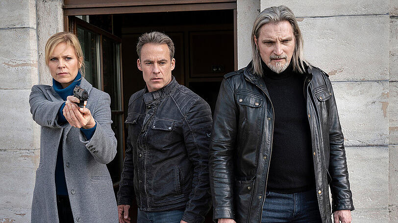 Ina Zimmermann (Melanie Marschke, l.) und Jan Maybach (Marco Girnth, M.) von der SOKO Leipzig ermitteln gemeinsam mit Major Carl Ribarski (Stefan Jürgens) von der SOKO Wien