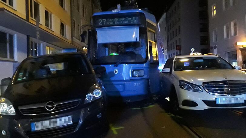 Der Trambahn-Unfall ereignete sich im Kreuzungsbereich von Barer Straße und Blütenstraße.
