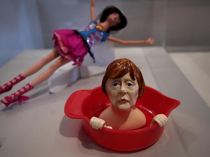 Eine Zitronenpresse mit dem Gesicht von Angela Merkel in der Ausstellung "Zugespitzt" im Bonner Haus der Geschichte: