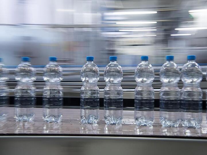 Beim Mineralwasser hält der Trend zu Produkten mit wenig oder gar keiner Kohlensäure an.