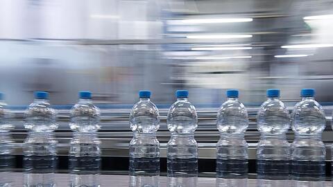 Produkt-Rückruf: Mehrere Discounter rufen bestimmte Chargen von Mineralwasser-Marken zurück. Vom Verzehr wird abgeraten. (Archivbild)