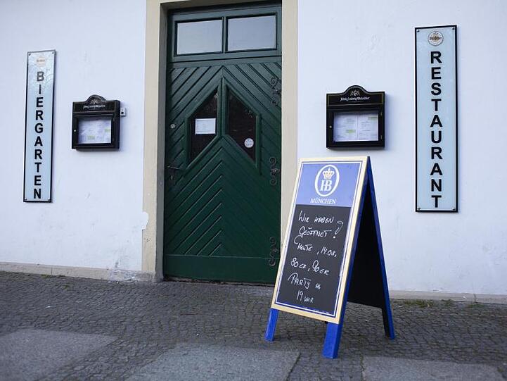 Eine Tafel vom Vorabend kündigt vor einem Restaurant noch eine Party an. In Berlin ist seit Samstag jedoch das Hauptstadt-Nachtlebens für die nächsten fünf Wochen weitgehend beendet.