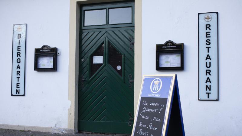 Eine Tafel vom Vorabend kündigt vor einem Restaurant noch eine Party an. In Berlin ist seit Samstag jedoch das Hauptstadt-Nachtlebens für die nächsten fünf Wochen weitgehend beendet. Eine Tafel vom Vorabend kündigt vor einem Restaurant noch eine Party an. In Berlin ist seit Samstag jedoch das Hauptstadt-Nachtlebens für die nächsten fünf Wochen weitgehend beendet.