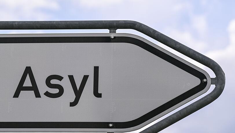 Das bayerische Innenministerium hat einen Fehler bei der Berechnung der Asylquoten für zwei Landkreise eingeräumt (Symbolbild).