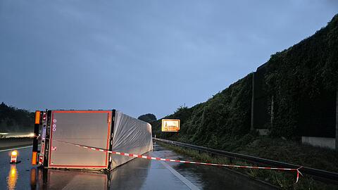 Bei dem Unfall wird Aquaplaning als Ursache angenommen.