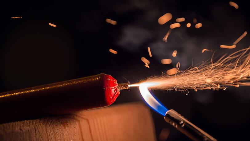 Der Feuerwerkskörper explodierte, während der Jugendliche ihn in der Hand hielt. (Symbolbild)