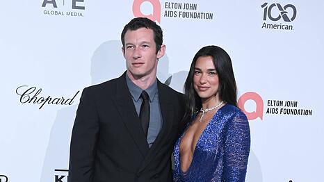 Dua Lipa und Callum Turner heirateten standesamtlich in London. Die gro&szlig;e Feier stieg auf Sizilien.
