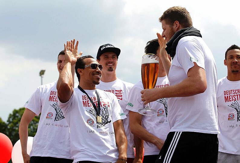 Die Basketballer des FC Bayern München feiern vor dem Audi Dome ihren Meistertitel.