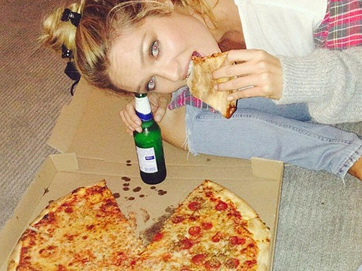 Pizza und Bier für Topmodel Candice Swanepoel