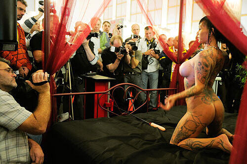 Die Erotikmesse "Eros und Amore" gastiert ein Wochenende lang in München. Für die Besucher gibt's heiße Auftritte von drallen Erotik-Stars. Sehen Sie hier die Bilder von den letzten Messen!
