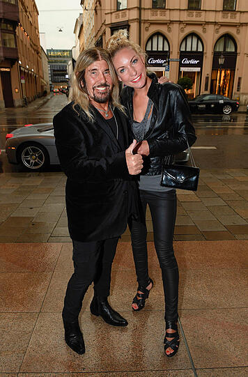 Abi Ofarim und Janine Kacas bei der Party zum "Tag und Nacht der 1000PS"-Event im Hotel Vier Jahreszeiten Kempinski.