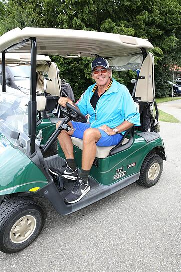 Sascha Hehn im Golfcart.