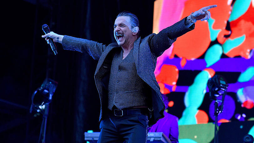Depeche Mode um Sänger Dave Gahan und Gitarrist Martin Gore begeisterten mit Klassikern und Songs des neuen Albums die Massen im Münchner Olympiastadion.