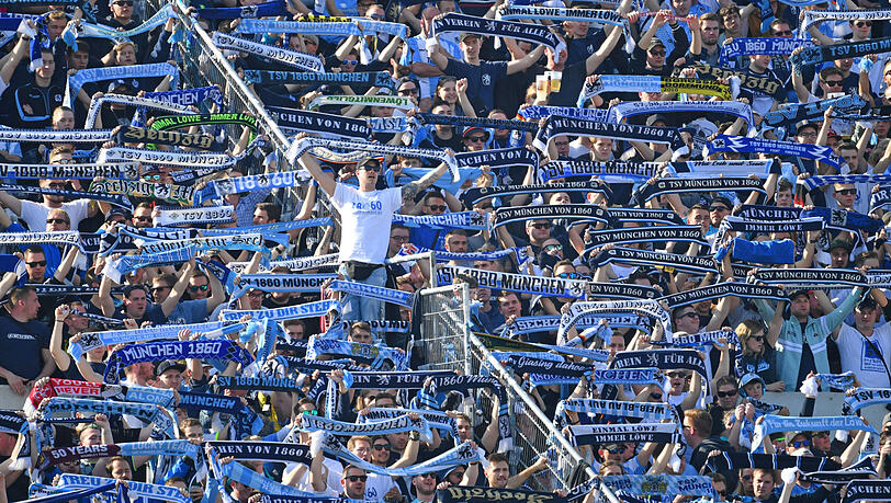 Lieben ihr Grünwalder Stadion: Die Fans des TSV 1860 München. Lieben ihr Grünwalder Stadion: Die Fans des TSV 1860 München.