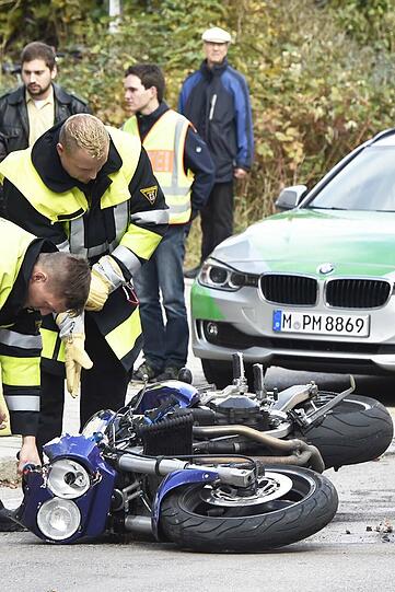 Der Motorradfahrer musste ins Krankenhaus gebracht werden.