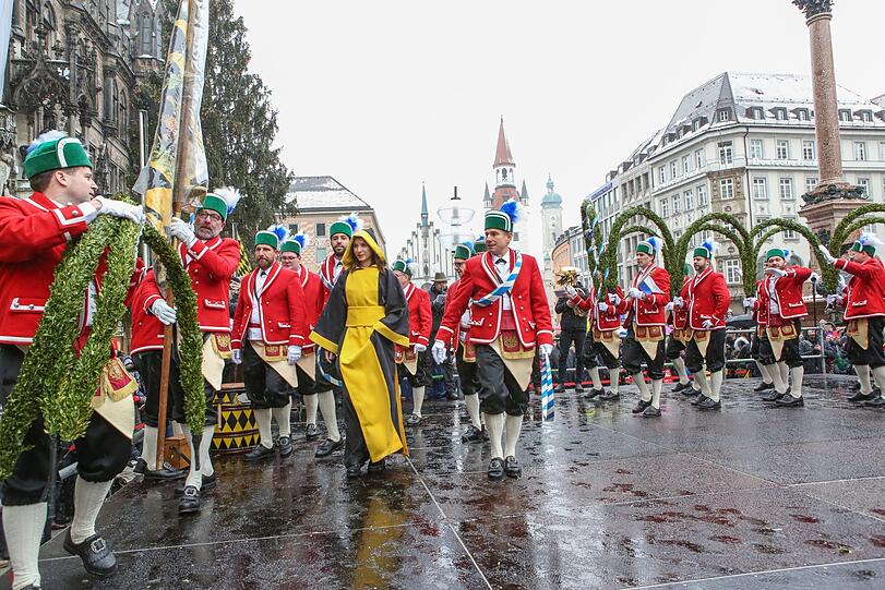 Bei eisigem Schneeregen haben die Schäffler heute am Marienplatz getanzt. Der Brauch erinnert an das Ende der Pestzeit in München.