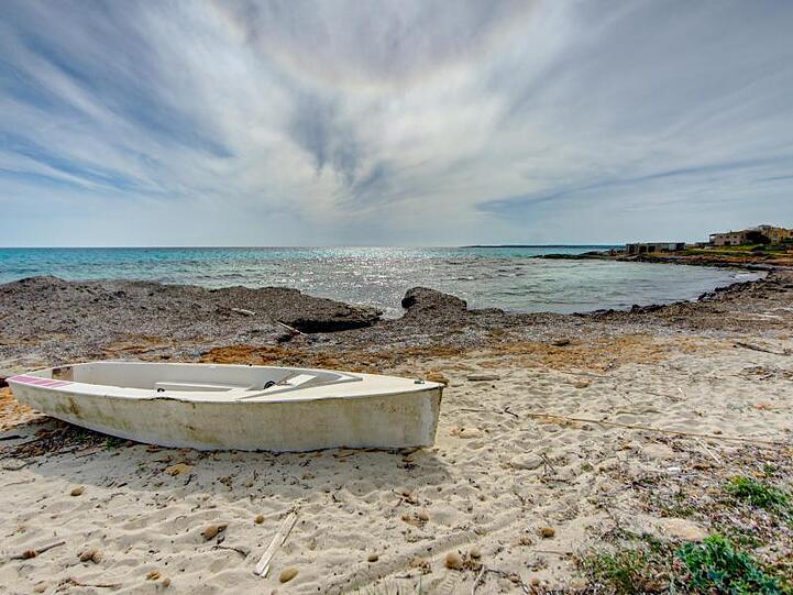 Blick auf den leeren Strand Ses Covetes während der Corona-Pandemie.