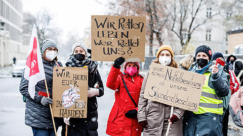 Pflegekräfte streiken am Freitag vor dem Innenstadtklinikum in München.