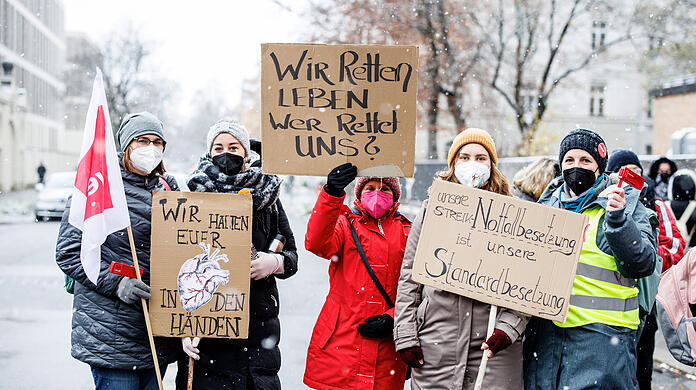 Pflegekräfte streiken am Freitag vor dem Innenstadtklinikum in München.