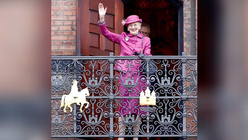 Königin Margrethe II. von Dänemark winkt ihrem Volk zu.