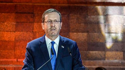 "Die Welt schaut auf uns, unsere Feinde feiern, und unsere Freunde sind besorgt. Ich werde gefragt, was los ist", sagt Israels Staatspräsident Izchak Herzog.