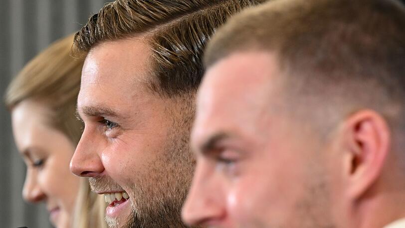 Nationalspieler Niclas Füllkrug freut sich auf das Training mit dem EM-Ball.