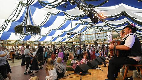 Neun Jahre hat das Herzkasperlzelt von Wirt Beppi Bachmaier auf der Oidn Wiesn den Münchnerinnen und Münchnern Tradition und Kultur vermittelt. Und viel Spaß gemacht. Auf die Oide Wiesn 2024 darf es aber nicht mehr.