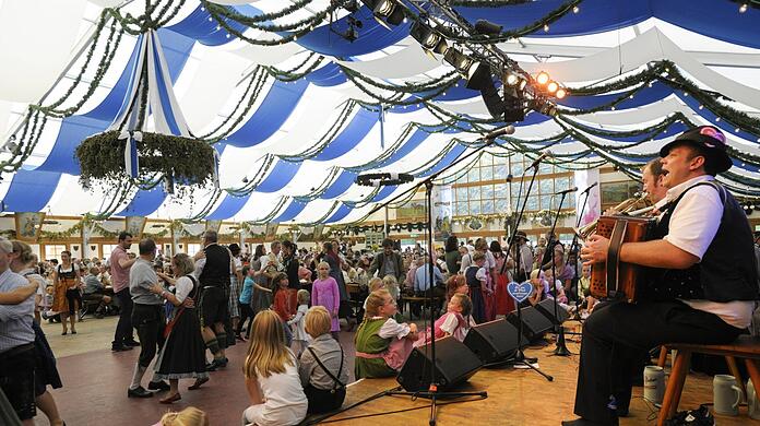 Neun Jahre hat das Herzkasperlzelt von Wirt Beppi Bachmaier auf der Oidn Wiesn den Münchnerinnen und Münchnern Tradition und Kultur vermittelt. Und viel Spaß gemacht. Auf die Oide Wiesn 2024 darf es aber nicht mehr.